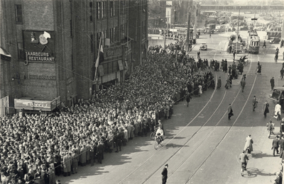 840325 Afbeelding van een grote menigte voor de ingang van de Jaarbeurs op het Vredenburg te Utrecht, vermoedelijk ...
